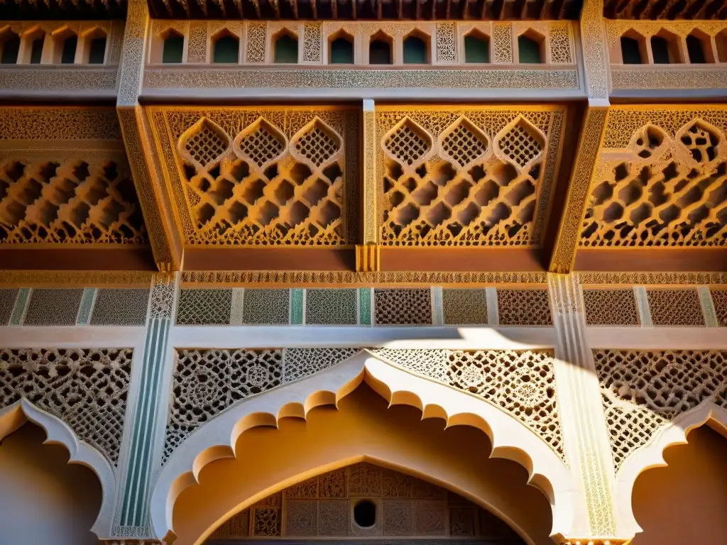 Detalles arquitectónicos y mensajes cifrados se entrelazan en la Alhambra, revelando su belleza oculta