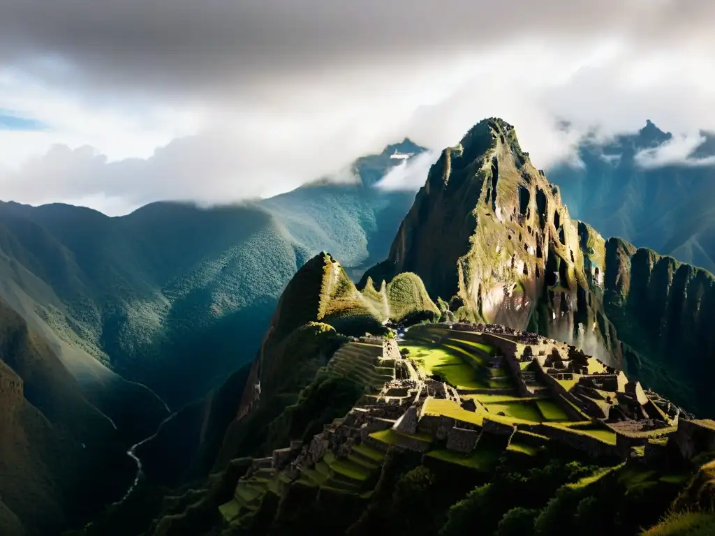 Majestuosa montaña andina envuelta en niebla, con ruinas incas entre las nubes, enigma de tesoros perdidos Incas esperando ser descubiertos