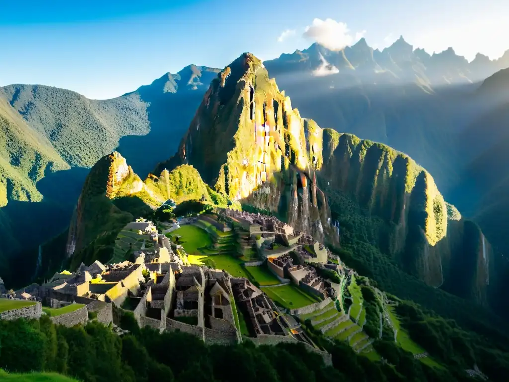 Maravilloso amanecer en Machu Picchu, con los tesoros perdidos Incas entre montañas enigmáticas