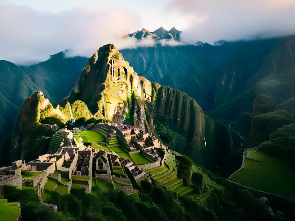 La misteriosa ciudadela de Machu Picchu al amanecer, rodeada de montañas verdes y neblina