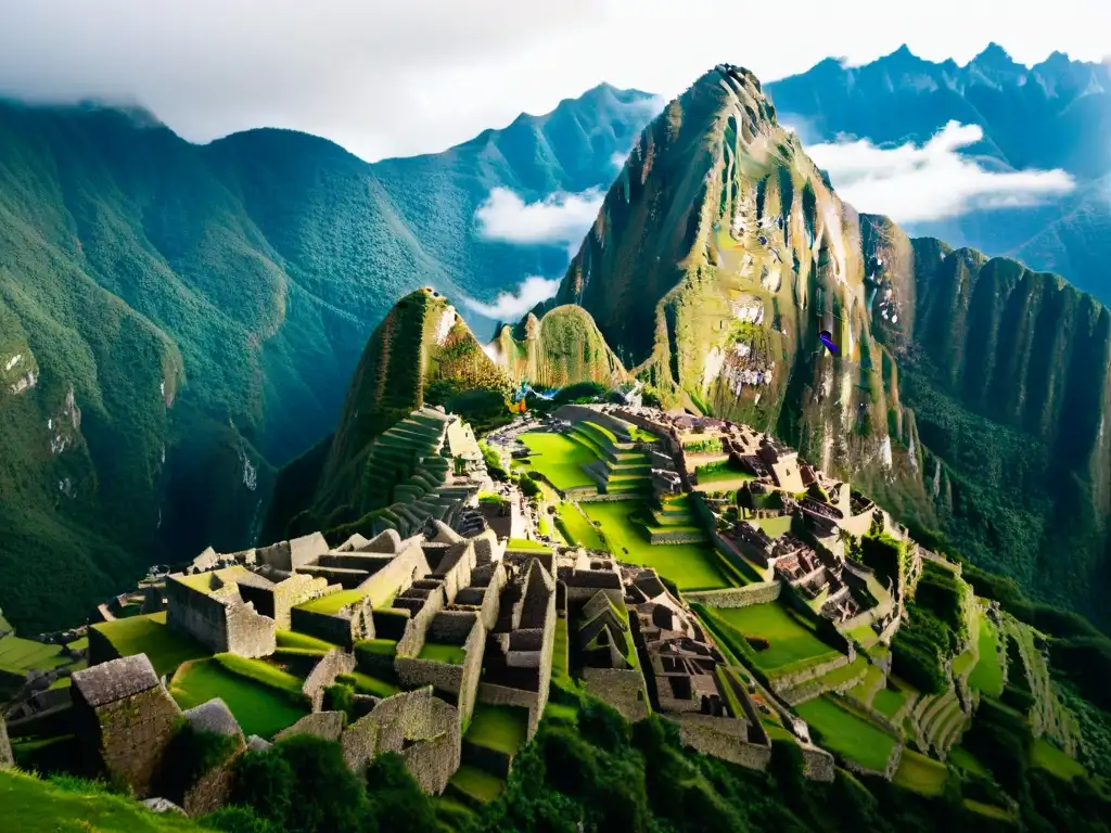 Sociedades secretas y ciudades perdidas: Ruinas de Machu Picchu, con paisajes verdes y niebla matinal en los Andes