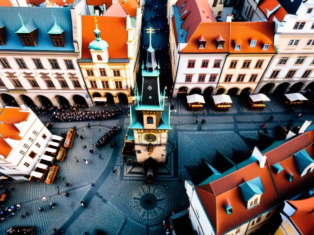 Vista aérea detallada de la Plaza de la Ciudad Vieja de Praga con la iglesia Tyn y el Reloj Astronómico, reflejando la alquimia en arquitectura Praga